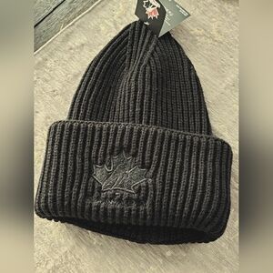 TEAM CANADA ICE HOCKEY TOUQUE/HAT Black with Patch. Get ready for Olympic Games